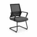 Chaise de bureau visiteur noire et grise en maille polyester avec accoudoirs piètement luge 58 x 60 x 95 cm